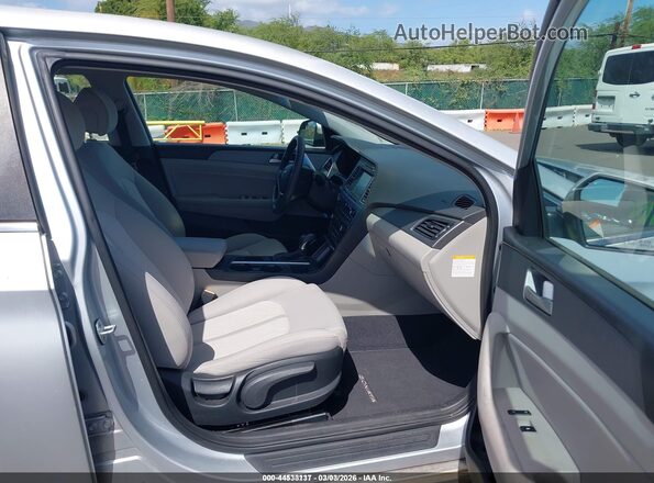 KMHE24L36HA065370 2017 HYUNDAI SONATA HYBRID Silver Սալոնի դիմացի տեսք