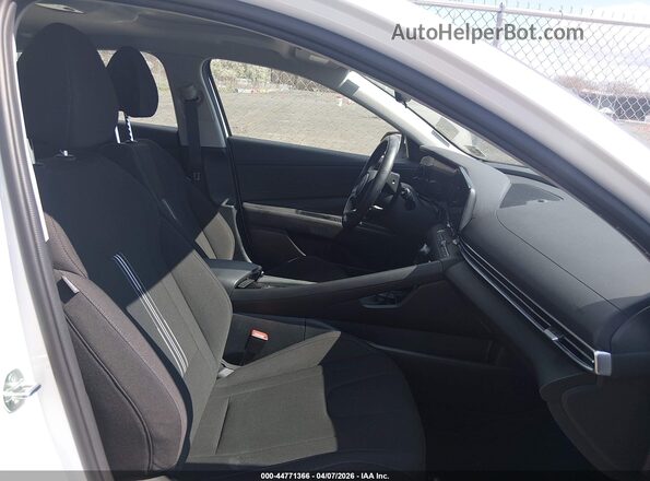 KMHLS4DGXRU699838 2024 HYUNDAI ELANTRA White Вид салону спереду