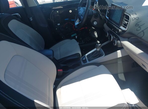 KMHRC8A35MU103463 2021 HYUNDAI VENUE Черный Вид салона спереди