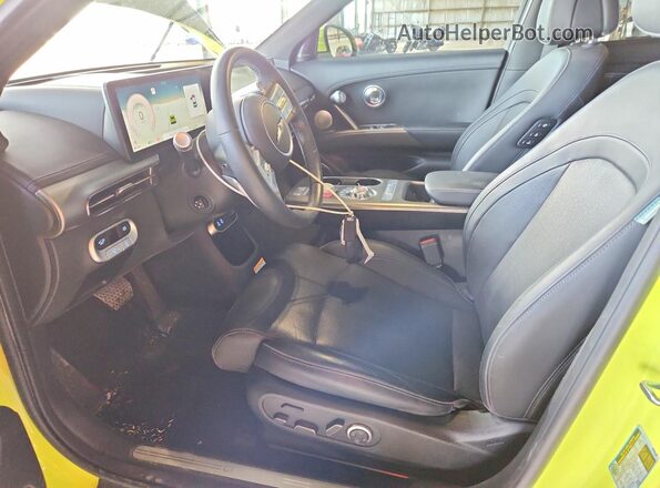 KMUKCDTC4PU014612 2023 GENESIS GV60 Yellow წინა სალონის ხედი