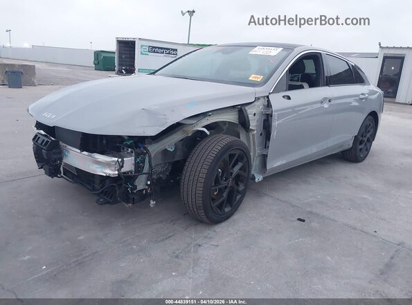 KNAG64J79T5414737 2026 KIA K5 Gray Առջևի ձախ երեք քառորդ տեսարան