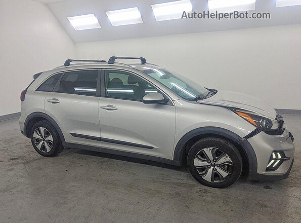 KNDCB3LC6M5480830 2021 KIA NIRO Серебряный Передняя правая четверть