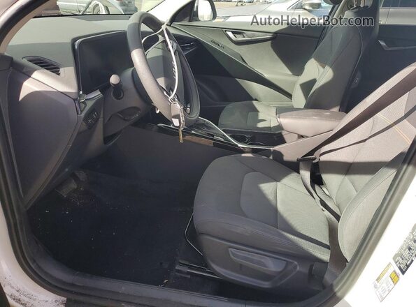 KNDCP3LE0S5257070 2025 KIA NIRO White Front interior view