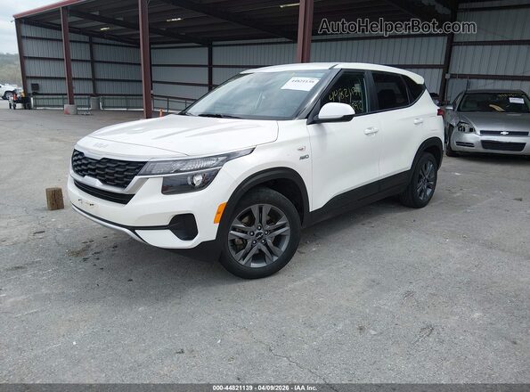 KNDEPCAA5P7375751 2023 KIA SELTOS White Передня ліва чверть