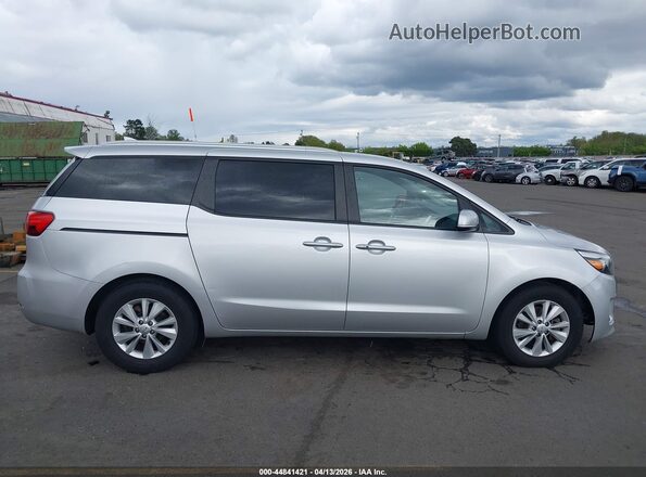 KNDMB5C11H6265953 2017 KIA SEDONA Silver უკანა სალონის ხედი