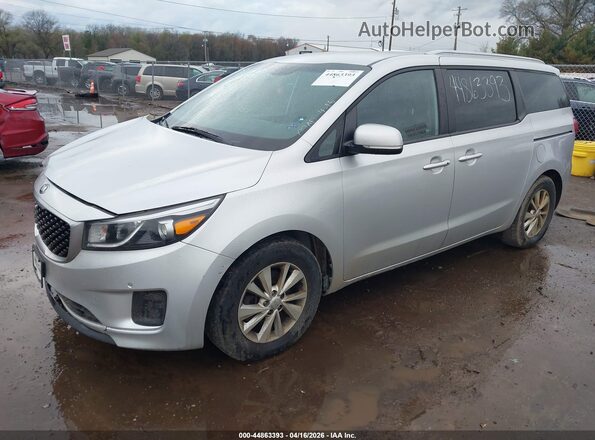 KNDMB5C12H6250068 2017 KIA SEDONA Silver Przód lewy