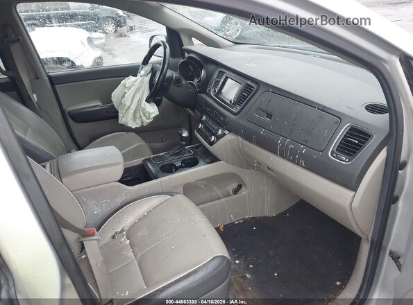 KNDMB5C12H6250068 2017 KIA SEDONA Silver Widok wnętrza z przodu
