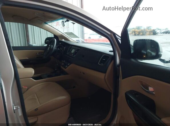 KNDMB5C13G6134621 2016 KIA SEDONA Champagne Вид салона спереди