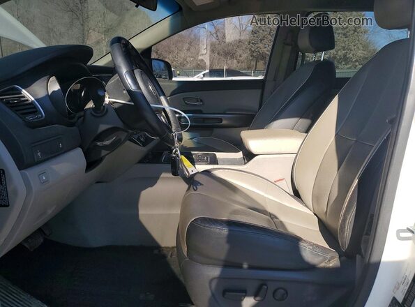 KNDMB5C13H6238432 2017 KIA SEDONA Белый Вид салона спереди