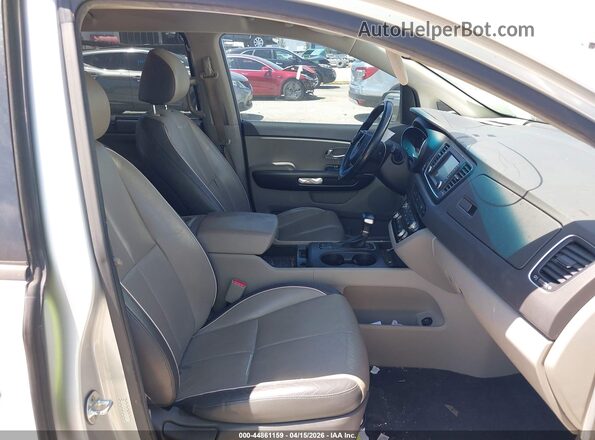 KNDMB5C15H6265258 2017 KIA SEDONA Silver Widok wnętrza z przodu