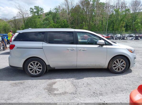 KNDMB5C17K6513744 2019 KIA SEDONA Серебряный Вид задней части салона