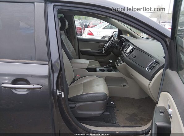 KNDMB5C19H6283780 2017 KIA SEDONA Green Вид салону спереду