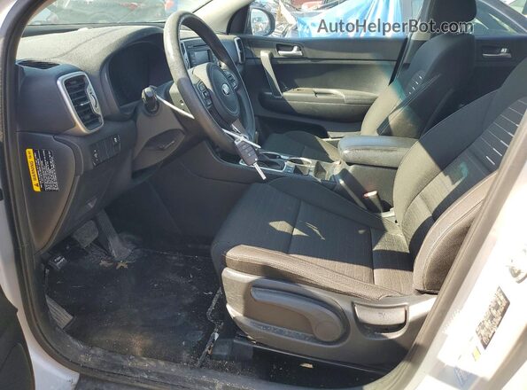 KNDPMCAC9J7317944 2018 KIA SPORTAGE Silver Front interior view