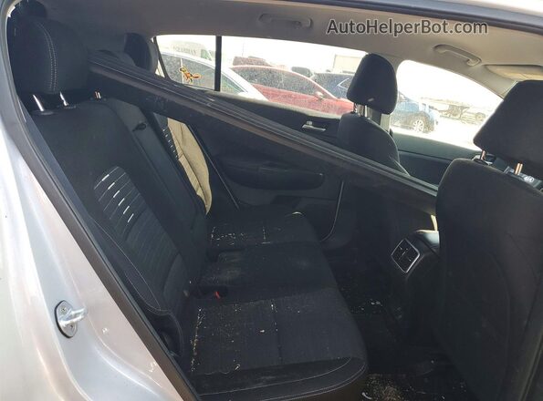 KNDPMCAC9J7317944 2018 KIA SPORTAGE Silver Rear interior view