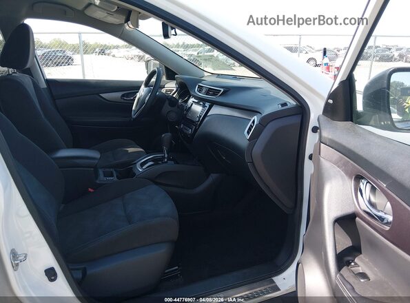 KNMAT2MT2GP620278 2016 NISSAN ROGUE White Front interior view