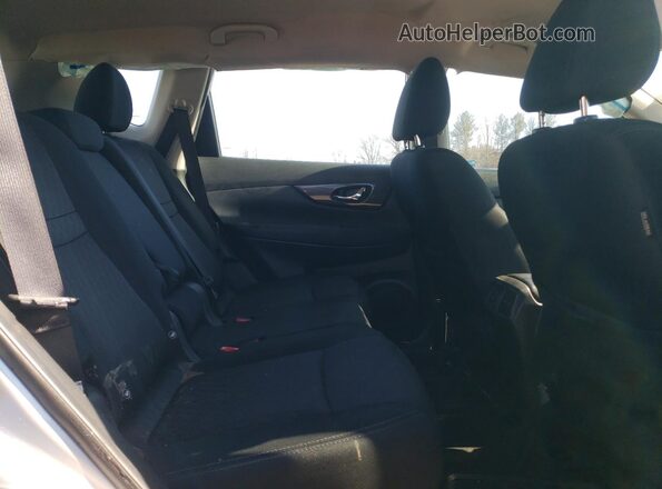 KNMAT2MV3JP568958 2018 NISSAN ROGUE Silver Rear interior view