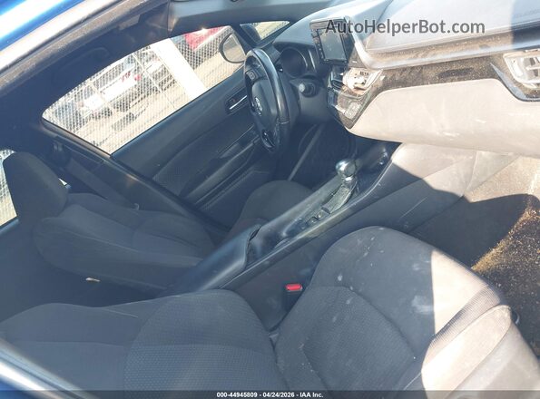 NMTKHMBX8JR001087 2018 TOYOTA LE Синий Вид салона спереди