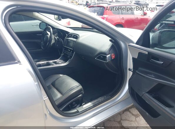 SAJAE4BN8HA952807 2017 JAGUAR XF Silver Widok wnętrza z przodu