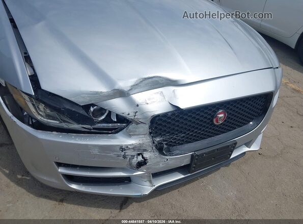 SAJAE4BN8HA952807 2017 JAGUAR XF Silver Widok z przodu