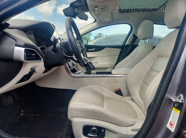 SAJAE4FX6LCP56101 2020 JAGUAR XF Gray Widok wnętrza z przodu
