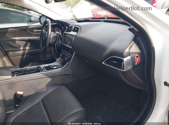 SAJAR4FX3KCP52820 2019 JAGUAR XF White Widok wnętrza z przodu