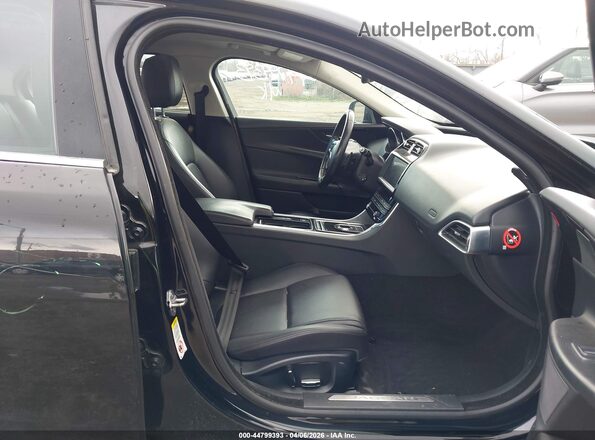 SAJAR4FX9KCP52207 2019 JAGUAR XF Черный Вид салона спереди