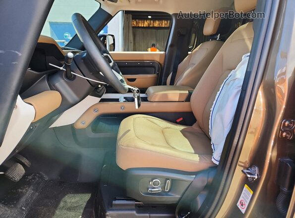 SALEJFEU0S2433013 2025 LAND ROVER DEFENDER Gold Vista interior delantera