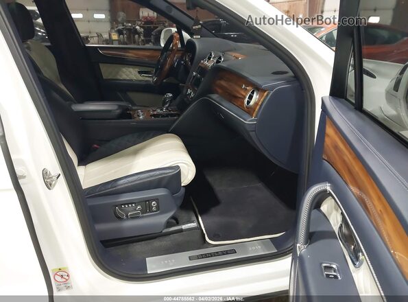 SJAAM2ZV8KC027341 2019 BENTLEY BENTAYGA Белый Вид салона спереди
