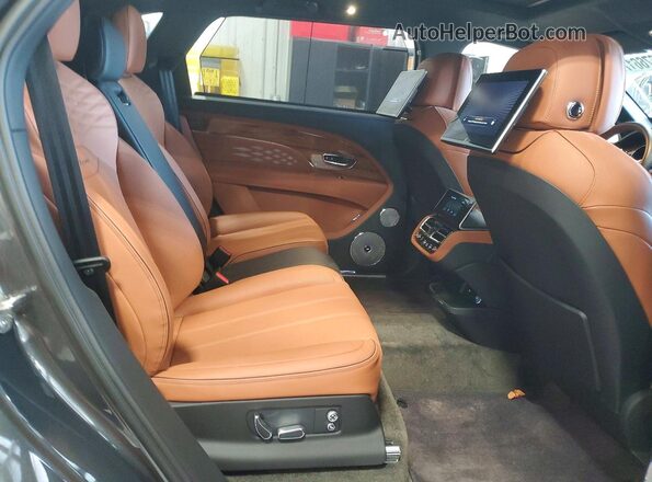 SJAHT2ZV0PC020005 2023 BENTLEY BENTAYGA Gray Widok wnętrza z tyłu