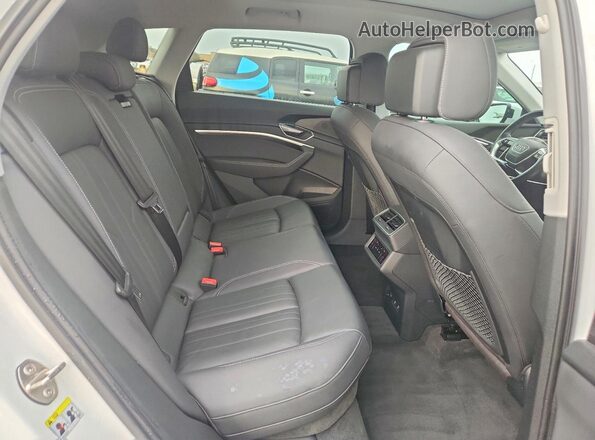 WA1AAAGE9MB013133 2021 AUDI E-TRON White Вид задніх сидінь