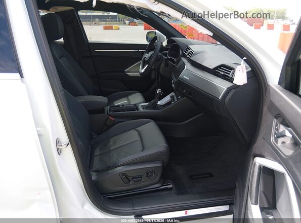 WA1DECF30R1171144 2024 AUDI Q3 Белый Вид салона спереди