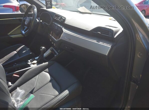 WA1DECF37M1056131 2021 AUDI Q3 Gray Widok wnętrza z przodu