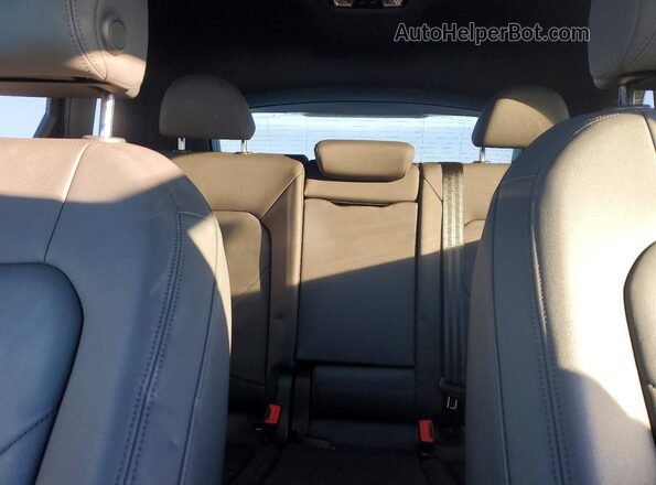 WA1DECF39M1017590 2021 AUDI Q3 Blue Rear seats view