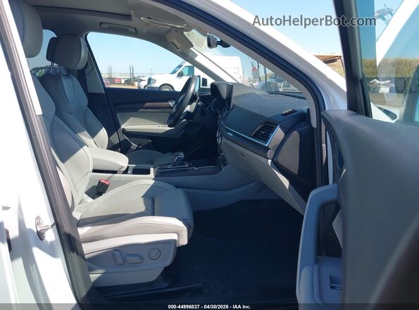WA1E2AFY4N2009261 2022 AUDI Q5 Белый Вид салона спереди