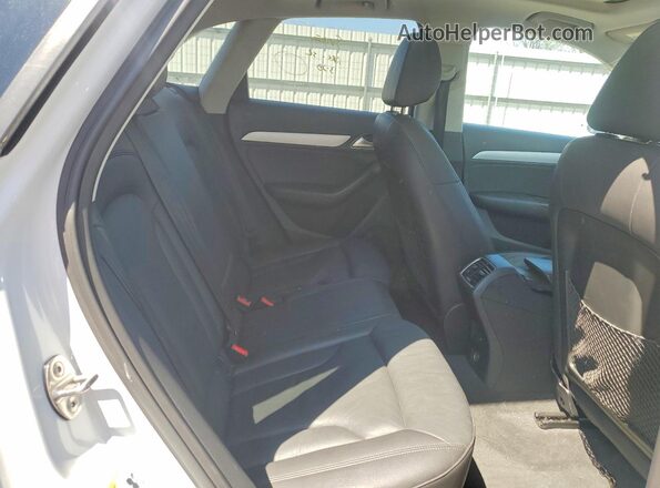 WA1ECCFS0HR008172 2017 AUDI Q3 White Вид задньої частини салону