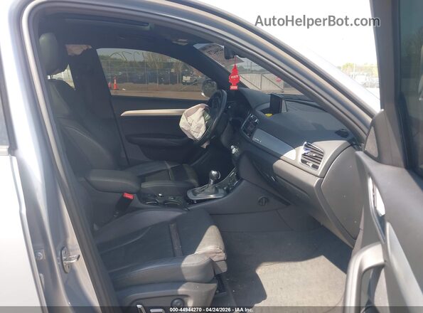 WA1ECCFS6JR014581 2018 AUDI Q3 Silver Front interior view