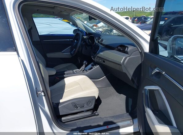 WA1EECF3XP1089701 2023 AUDI Q3 White Widok wnętrza z przodu