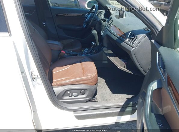WA1HCCFSXHR016986 2017 AUDI Q3 White Вид салону спереду