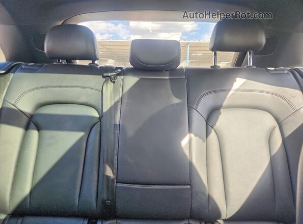 WA1JCCFS1JR009433 2018 AUDI Q3 Silver Widok tylnych siedzeń
