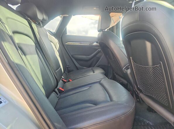 WA1JCCFS1JR009433 2018 AUDI Q3 Silver Widok wnętrza z tyłu