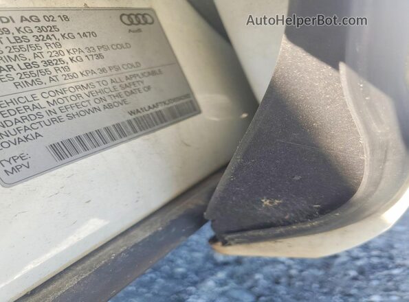 WA1LAAF7XJD034262 2018 AUDI Q7 White Vista del compartimento del motor