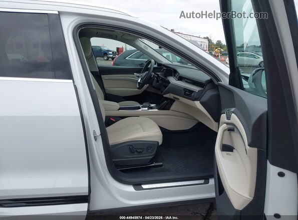 WA1LABGE1PB024467 2023 AUDI E-TRON White Widok wnętrza z przodu