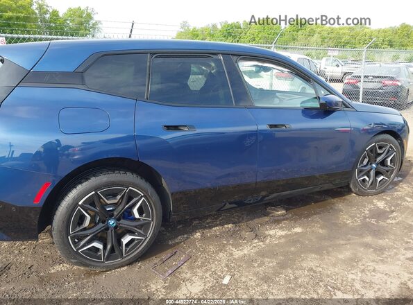 WB523CF02RCS04377 2024 BMW IX Navy Widok wnętrza z tyłu