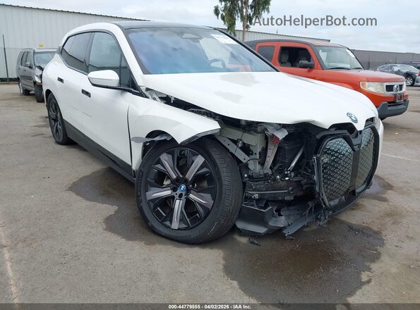 WB523CF04RCP25438 2024 BMW IX White Widok z przodu