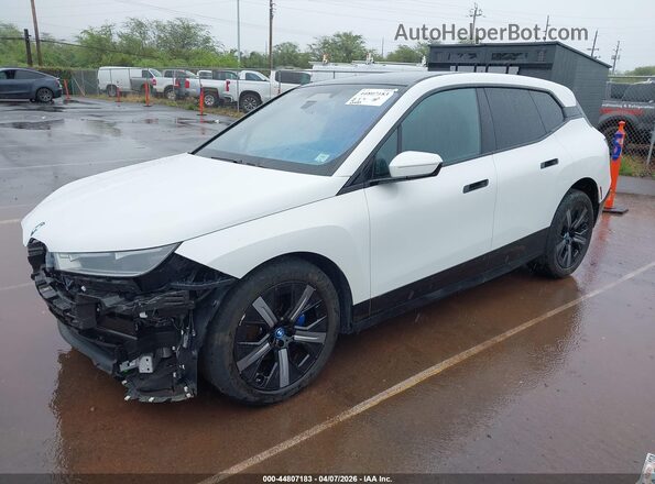WB523CF04SCS07822 2025 BMW IX White Առջևի ձախ երեք քառորդ տեսարան