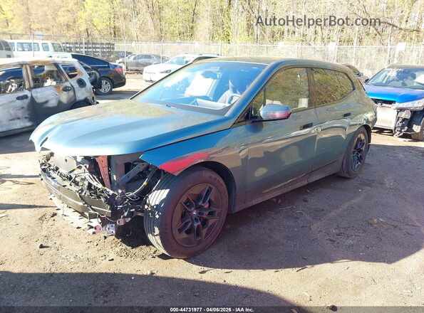 WB523CF09PCM08221 2023 BMW IX Light Blue Առջևի ձախ երեք քառորդ տեսարան