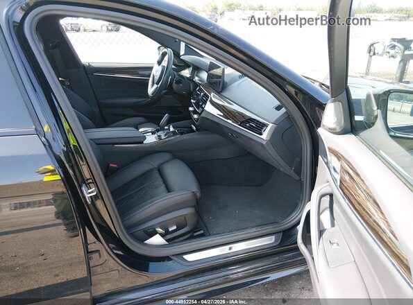 WBA33AG06PCN06857 2023 BMW 5 SERIES Black Вид салону спереду