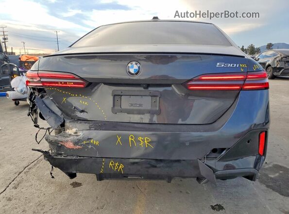 WBA43FJ02RCS66932 2024 BMW 5 SERIES Gray Widok z tyłu