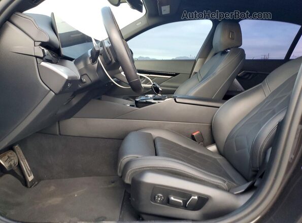 WBA43FJ02RCS66932 2024 BMW 5 SERIES Gray Widok wnętrza z przodu
