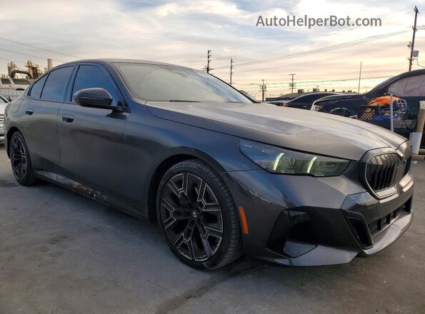 WBA43FJ02RCS66932 2024 BMW 5 SERIES Gray Przód prawy